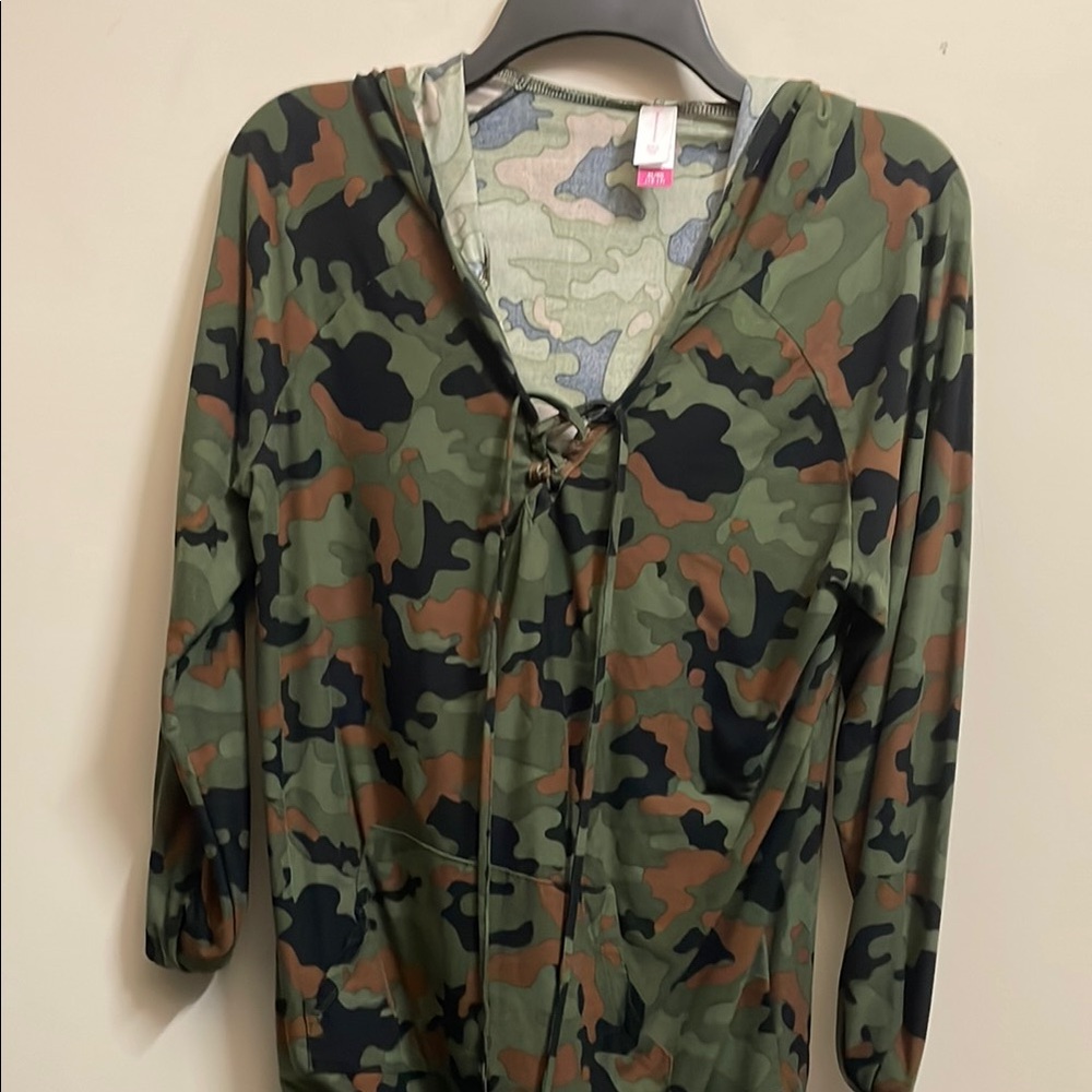 No Boundaries Green Camouflage Top